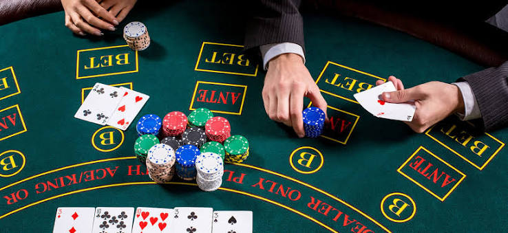 Card Game Strategy Basics: Reading the Table and Managing Your Bets